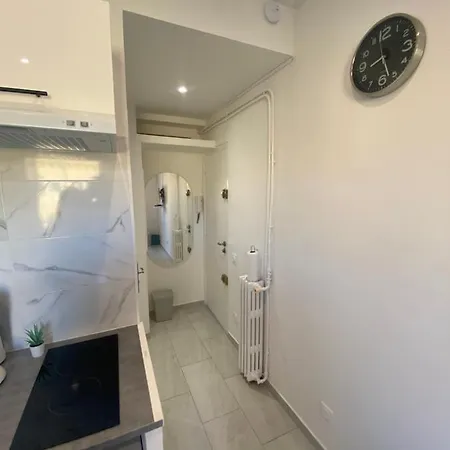 Sur Avenue Jean Medecin A *