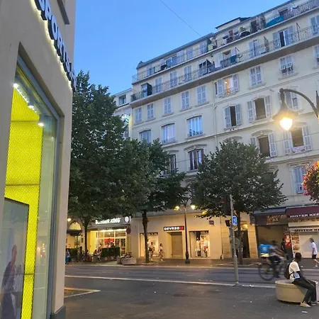 Sur Avenue Jean Medecin A *